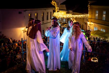 Kamnik navdušen nad predstavo Miklavž, trije otroci in ogenj Parkeljnov (5)